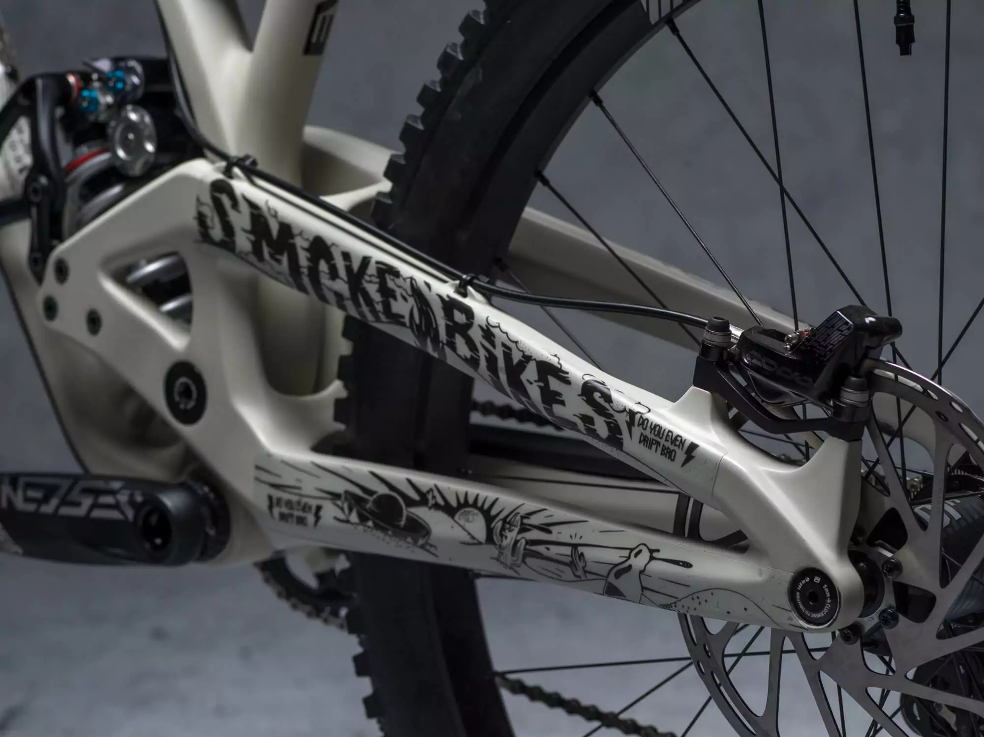 DYEDBRO Fluor Black Matte Rahmenschutz Kit 6 DYEDBRO Fluor Black Matte Rahmenschutz Kit – Bild 4